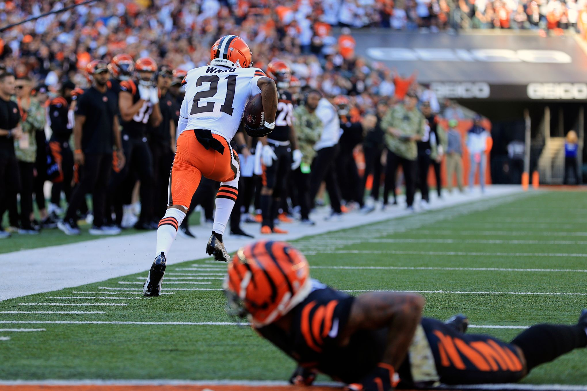 Tee Higgins leaps for touchdown catch from Joe Burrow in end zone