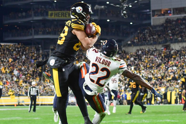 Pittsburgh Steelers tight end Pat Freiermuth (88) runs off of the