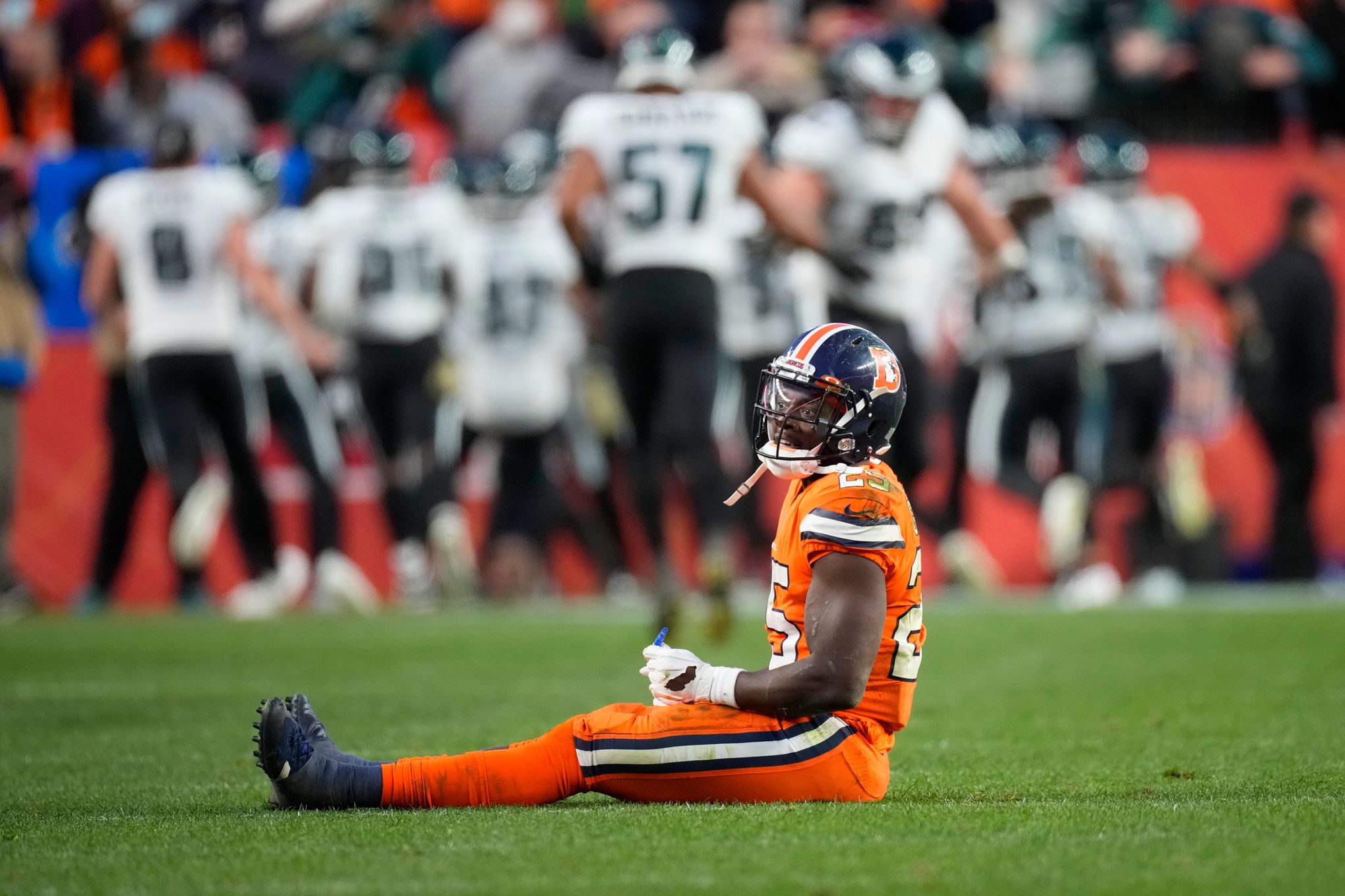 Eagles acquire TE Albert Okwuegbunam from the Denver Broncos