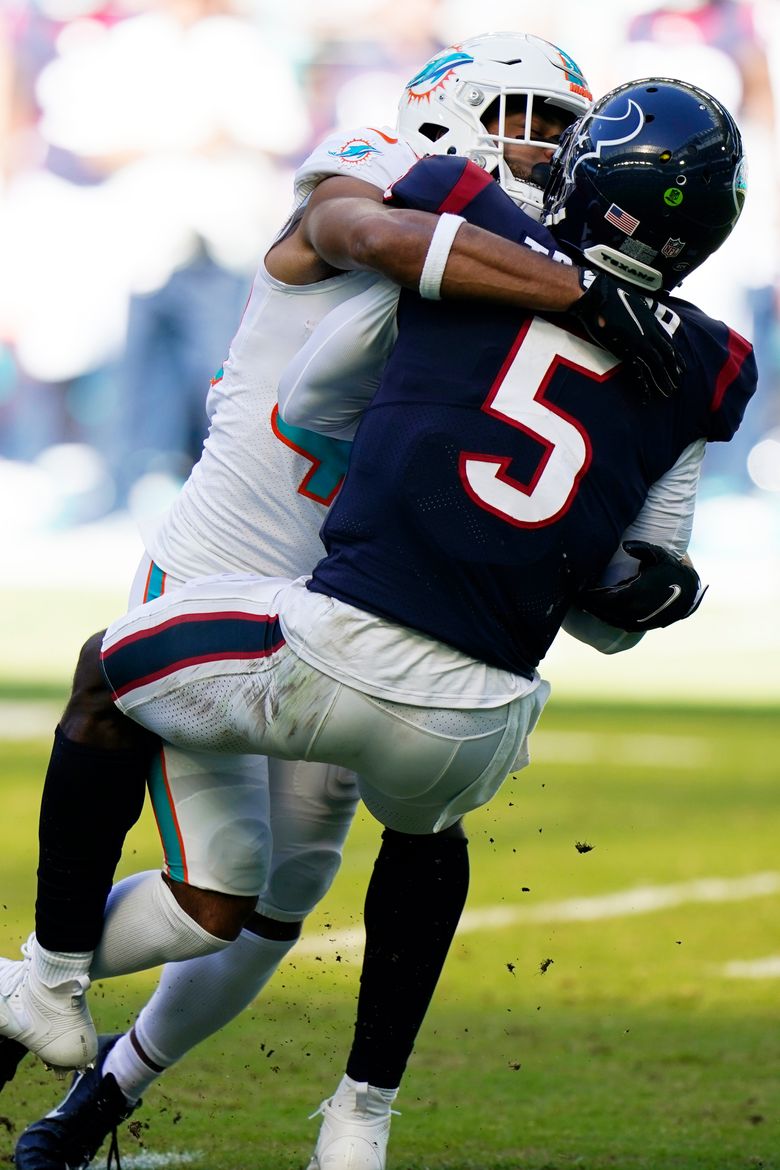 Houston Texans quarterback Tyrod Taylor (5) throw a pass against