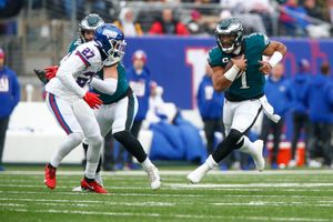 Giants' Defense Smothers Eagles 13-7, Gets 3 Picks - Bloomberg