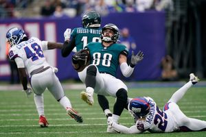 New York Giants surprise Eagles to keep playoff hopes alive