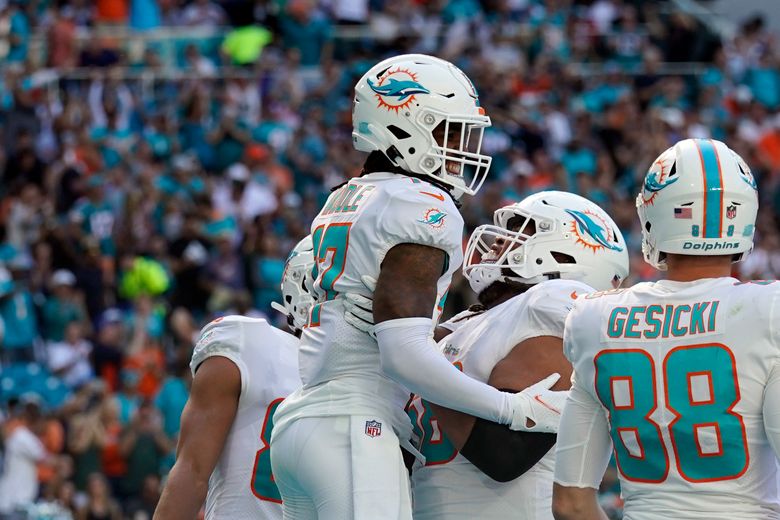 Dolphins' wide receiver Jaylen Waddle warms up during a practice