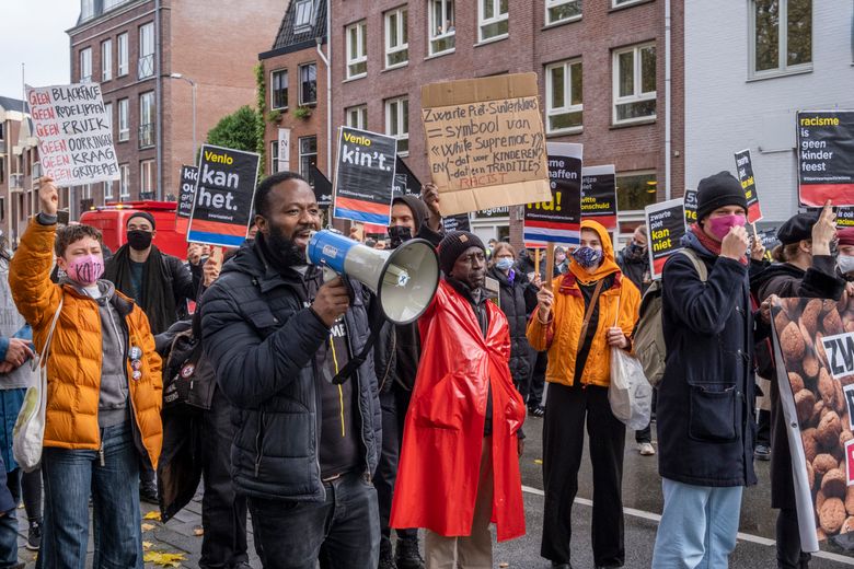 Karakteriseren Flipper Tegen Anti-racism activists stage demo against Dutch 'Black Pete' | The Seattle  Times