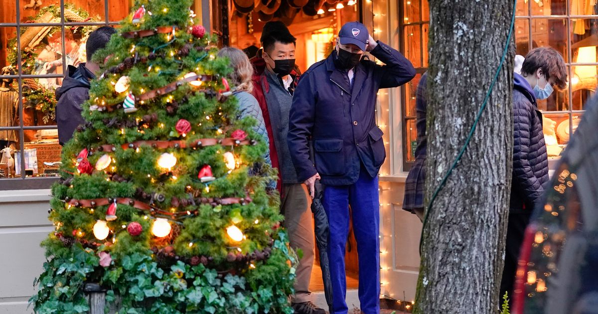 Di Nantucket, toko Biden, menghadiri pencahayaan pohon Natal
