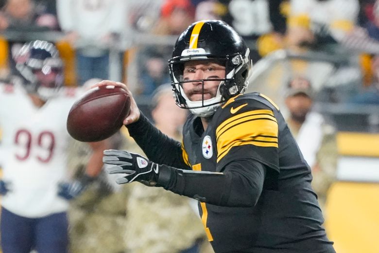 Pittsburgh Steelers quarterback Ben Roethlisberger (7) looks to