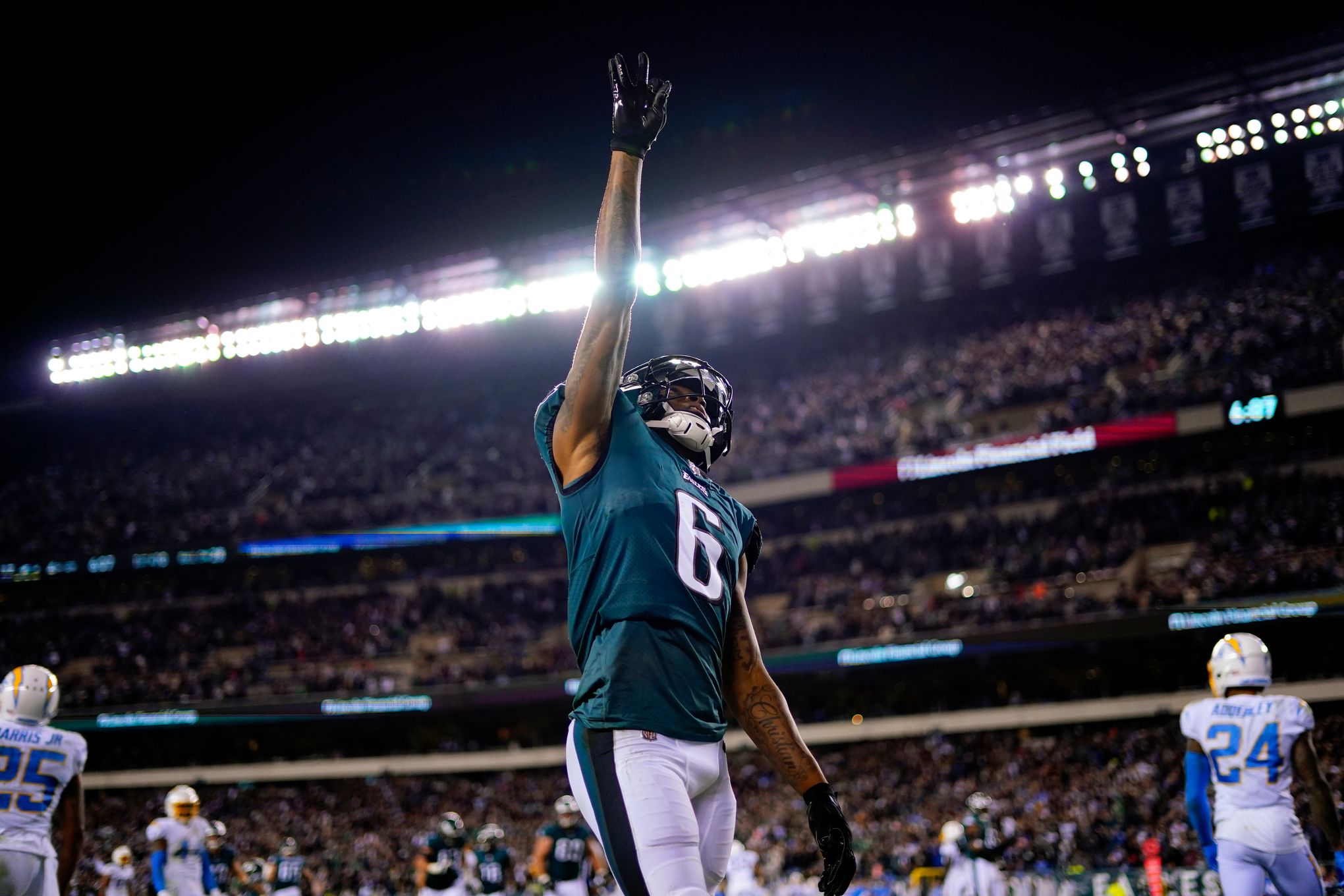 Jalen Hurts connects with DeVonta Smith for Eagles touchdown