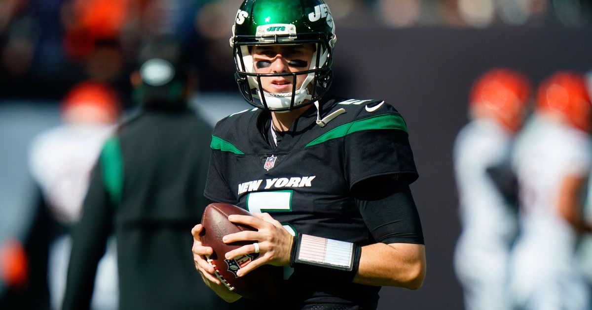 Jets QB White's jersey, game ball on display at HOF