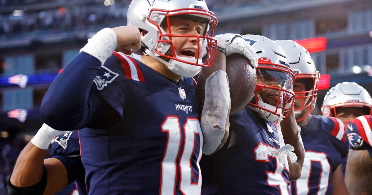 Jones throws 2 TD passes, Patriots roll past Titans 36-13 - Seattle Sports