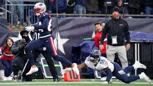 Jones throws 2 TD passes, Patriots roll past Titans 36-13 - Seattle Sports