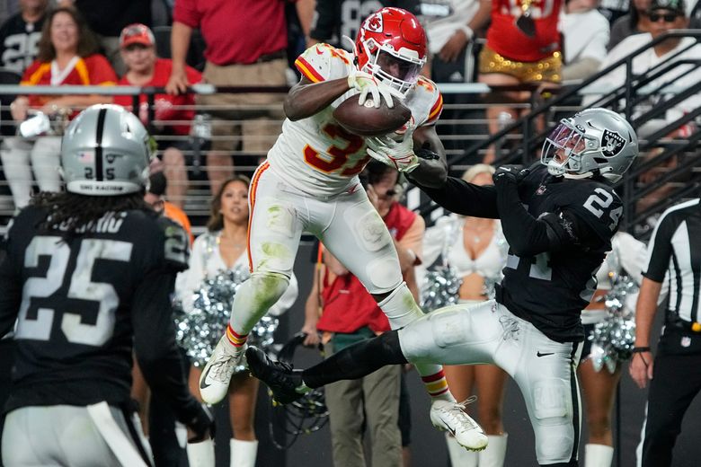 Kansas City Chiefs tight end Noah Gray (83) catches a pass during