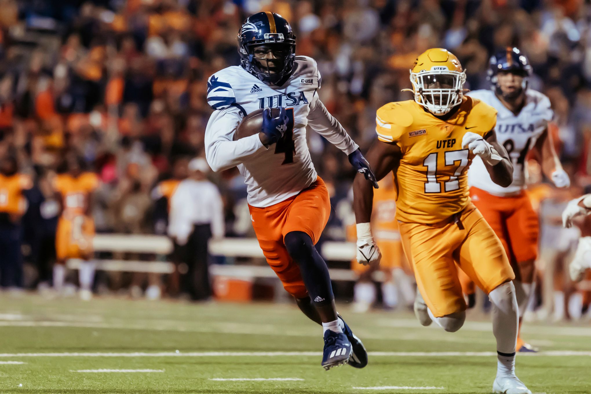 How UTSA QB Frank Harris Has Led the Team to an Undefeated Record - Stadium