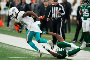 72 Dolphins overcome halftime deficit, outlast Jets