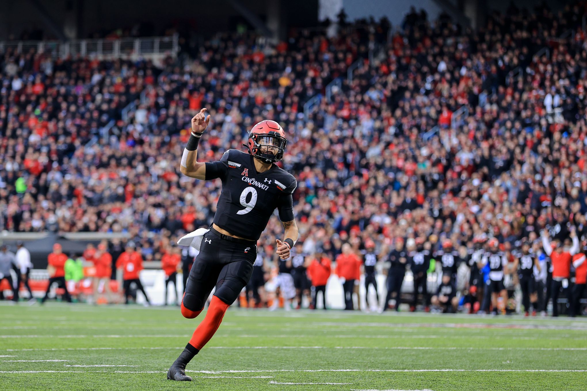 Desmond Ridder: Cincinnati Bearcats QB throws up on field vs. SMU