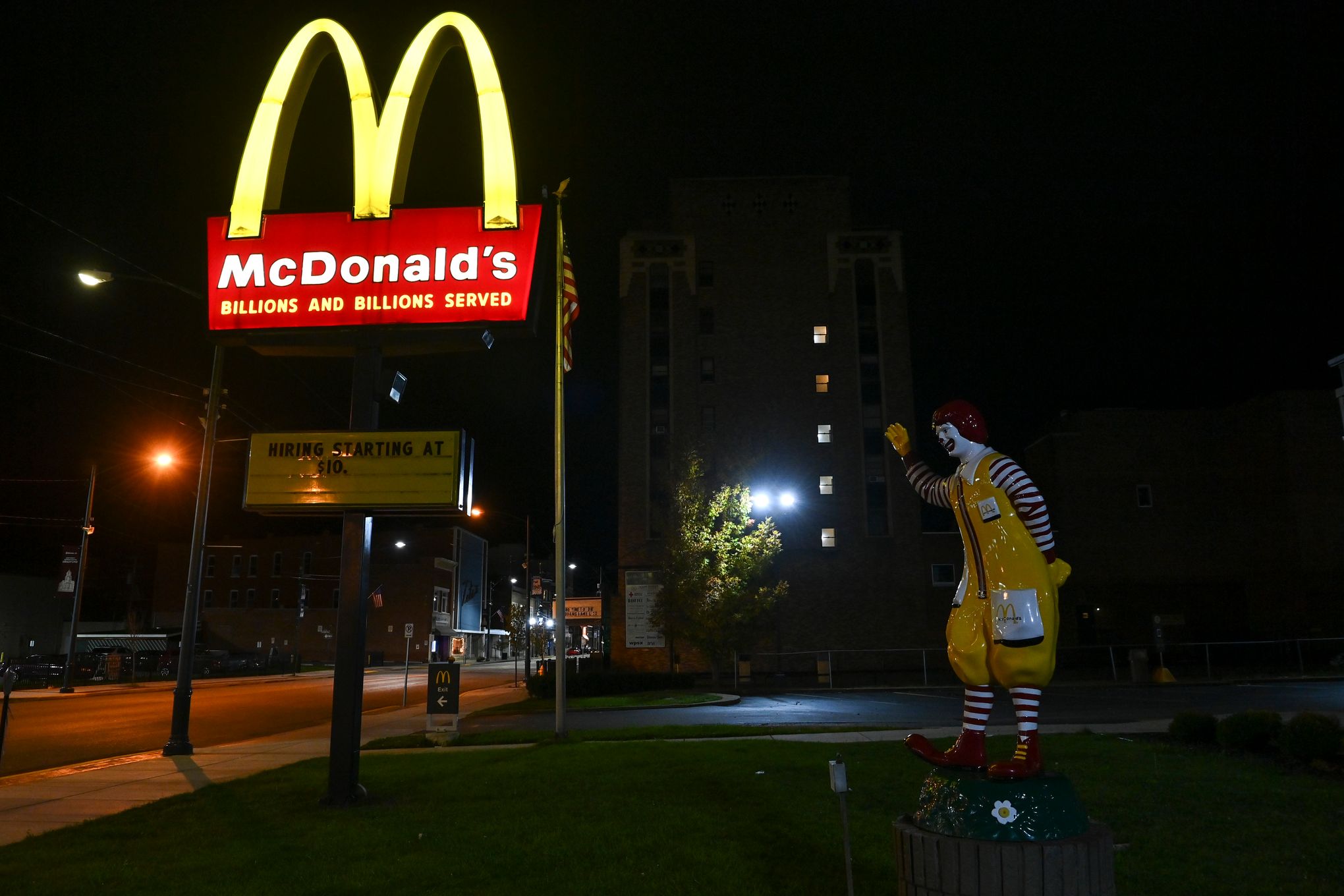 McDonald's worker rage-quits with sign at drive-thru