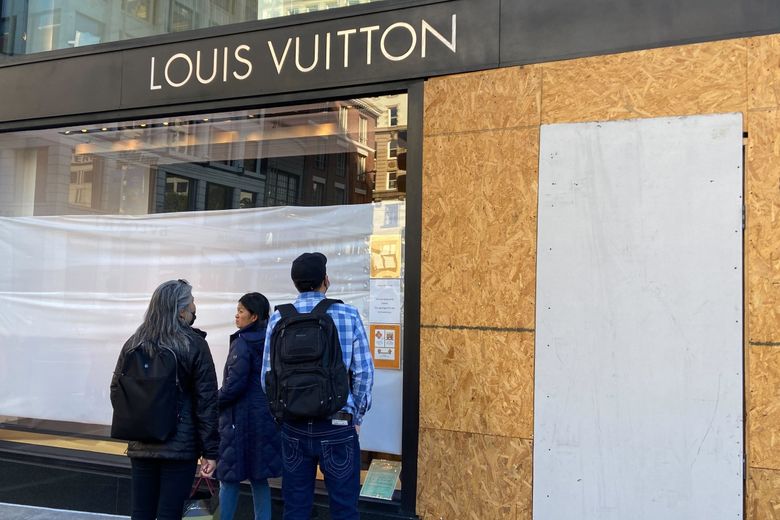 Thieves steal $40,000 worth of merchandise from Green Hills Louis Vuitton  store – WKRN News 2