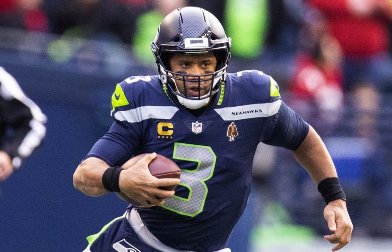 Russell Wilson is off and running, gaining 12 yards in the 1st quarter.
.
The San Francisco 49ers played the Seattle Seahawks in NFL Football Sunday, December 5, 2021 at Lumen Field, in Seattle, WA. 218988