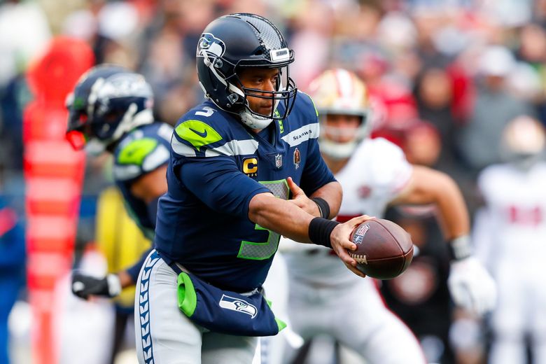 Seahawks QB Russell Wilson throws out the first pitch 