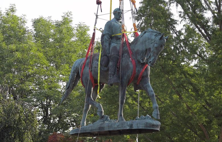 A statue of Confederate general Robert E. Lee is lifted off its pedestal in Market Street Park in Charlottesville on July 10. MUST CREDIT: Washington Post photo by John McDonnell