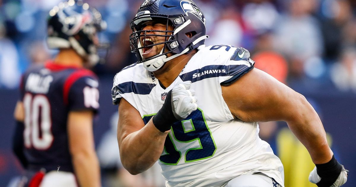 Wilson has 2 TD passes as Seahawks beat Texans 33-13