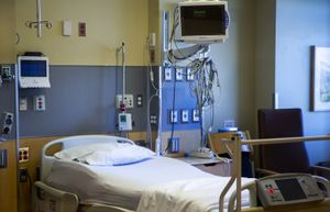 2021 年 9 月 21 日星期二，一名 COVID-19 患者被转移到韦纳奇 Confluence Health 医院的渐进式护理室后，重症监护室的一个房间已经打扫干净。