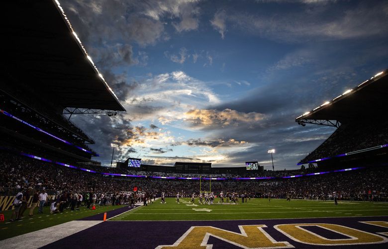 Washington Huskies: Full Moon, Empty Stadium Watch Dawgs Top