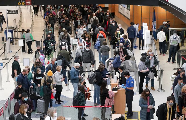 12 月 10 日，旅客在西雅图-塔科马国际机场排队等候 TSA 安全检查。 （泰德·S·沃伦/美联社）
