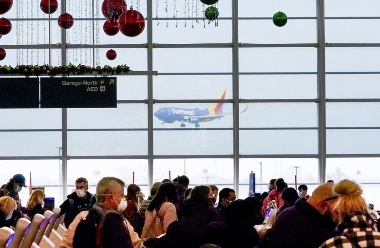 假日乘客周四在芝加哥中途国际机场等候。 乔·拜登总统的首席传染病顾问安东尼·福奇博士周一表示，“考虑”是“合理的”。 国内传单的疫苗接种要求。 （查尔斯·雷克斯·阿博加斯特 / 美联社）