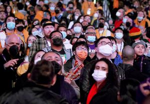 The mostly masked crowd at Staples Center in Los Angeles for the game between the Los Angeles Lakers and the San Antonio Spurs on Thursday, Dec. 23. Health officials and experts are increasingly saying it’s time to upgrade your face masks, improving their fit and filtration, in light of the omicron surge. (Luis Sinco/Los Angeles Times/TNS) 