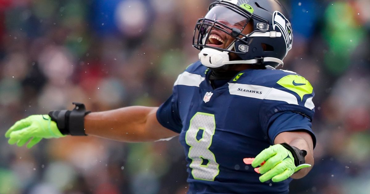 Seahawks DE Carlos Dunlap's first pitch at Mariners game goes wild