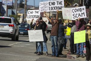 1 月在洛杉矶道奇体育场举行的针对 COVID 疫苗、口罩和封锁的抗议活动。 （洛杉矶时报/ TNS）