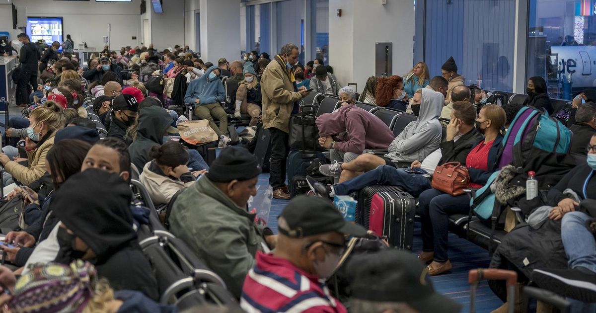 Hari berat lainnya untuk perjalanan udara AS, dengan lebih dari 1.000 pembatalan