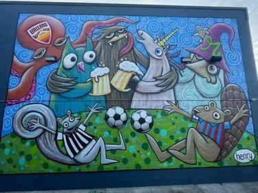 Un aperçu de la peinture murale terminée, mettant en vedette l'écusson du Ballard FC, près de Reuben's Brews à Ballard.  (Avec l'aimable autorisation de Chris Kaimmer)