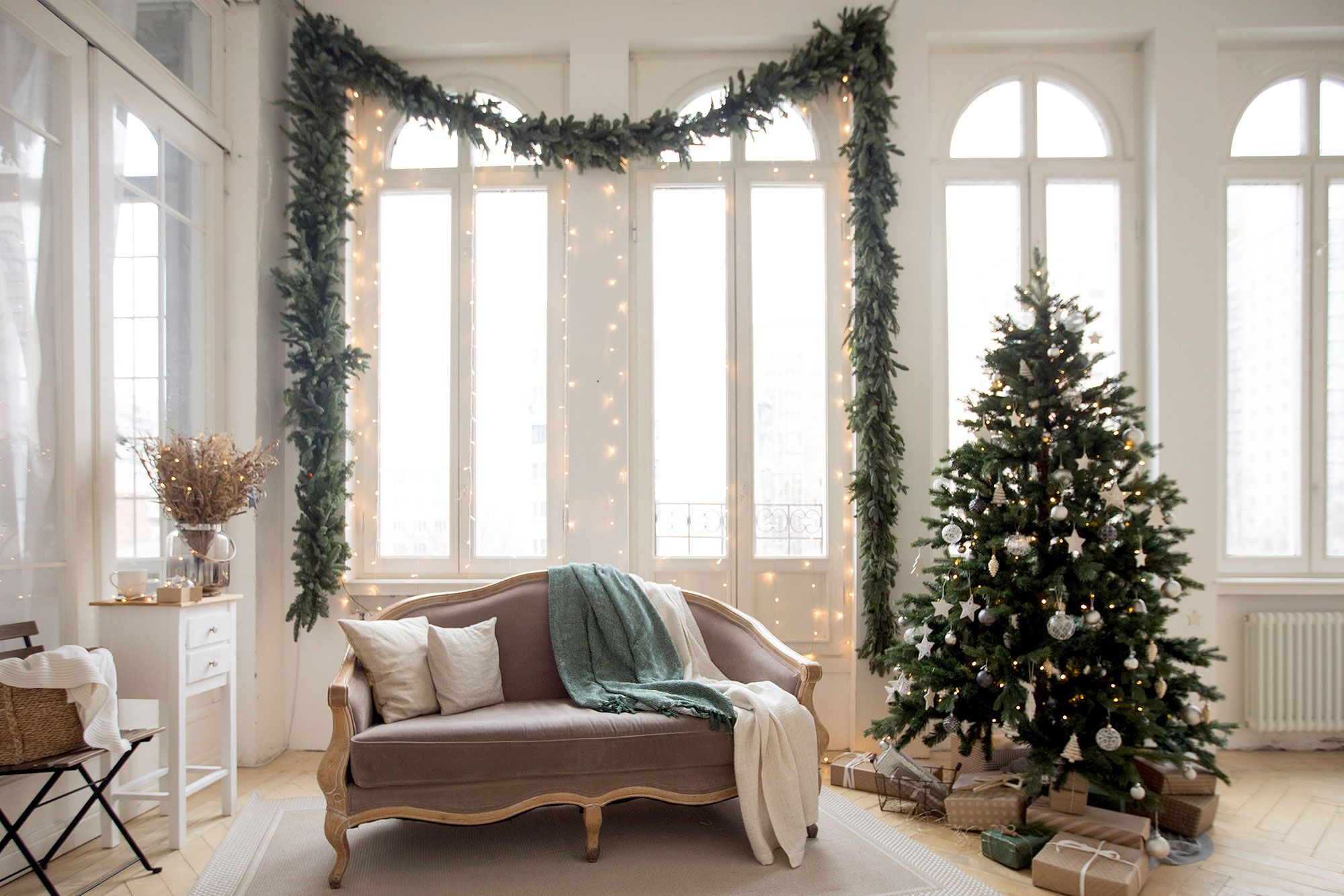 Steal These 7 Simple Christmas Tree ideas - The Honeycomb Home