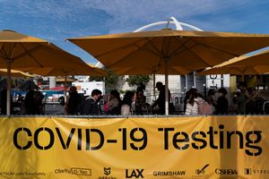 周一，旅客在洛杉矶的洛杉矶国际机场排队等候接受 COVID-19 检测。 洛杉矶县公共卫生部周日报告了 3,500 多例新的 COVID-19 病例，因为一周内每天的新病例数增加了两倍。 （美联社照片/Jae C. Hong）