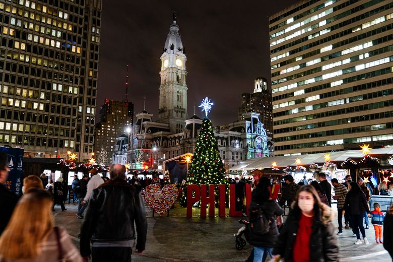 文件 –  2021 年 12 月 15 日，星期三，包括一些戴口罩以防止冠状病毒传播的人们参观了费城的圣诞村。在享受庆祝活动的同时降低风险。 omicron 变体的爆炸性传播让许多人怀疑他们是否应该取消假期计划。 （美联社照片/马特·洛克）
