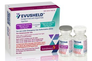 这张由阿斯利康于 2021 年 12 月提供的图片显示了该公司 Evusheld 药物的包装和小瓶。 2021 年 12 月 8 日星期三，美国卫生官员批准了新的 COVID-19 抗体药物，用于无法从疫苗接种中获得足够保护的严重健康问题或过敏人群。 （阿斯利康通过美联社）