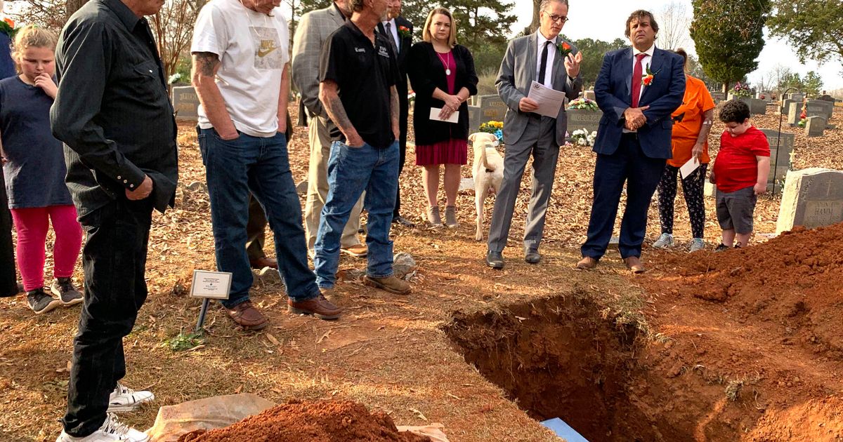 Narapidana Alabama yang selamat dari tawaran eksekusi dikuburkan bersama keluarga