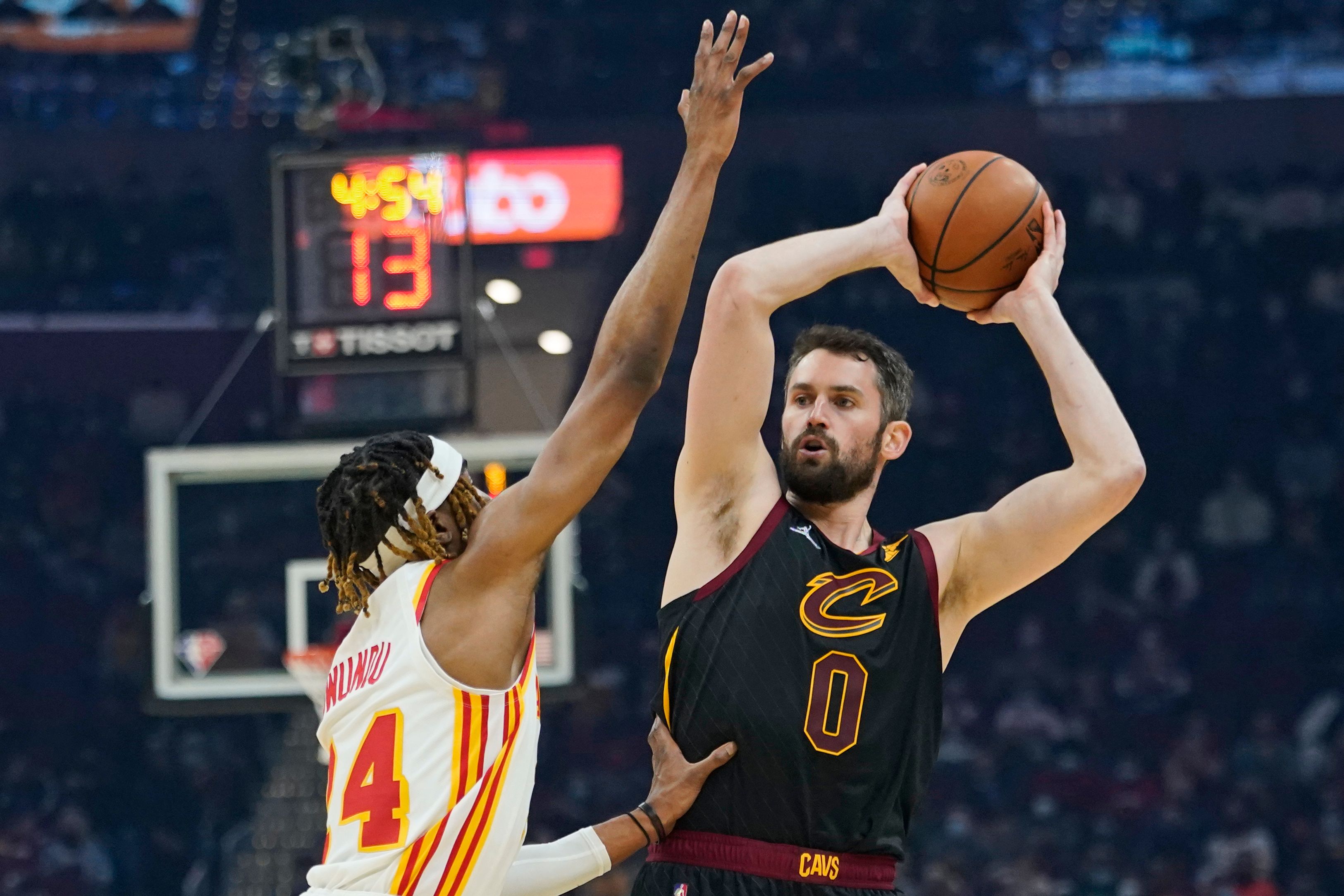 Young scores 35 Hawks rally to beat Cavaliers 121 118 The