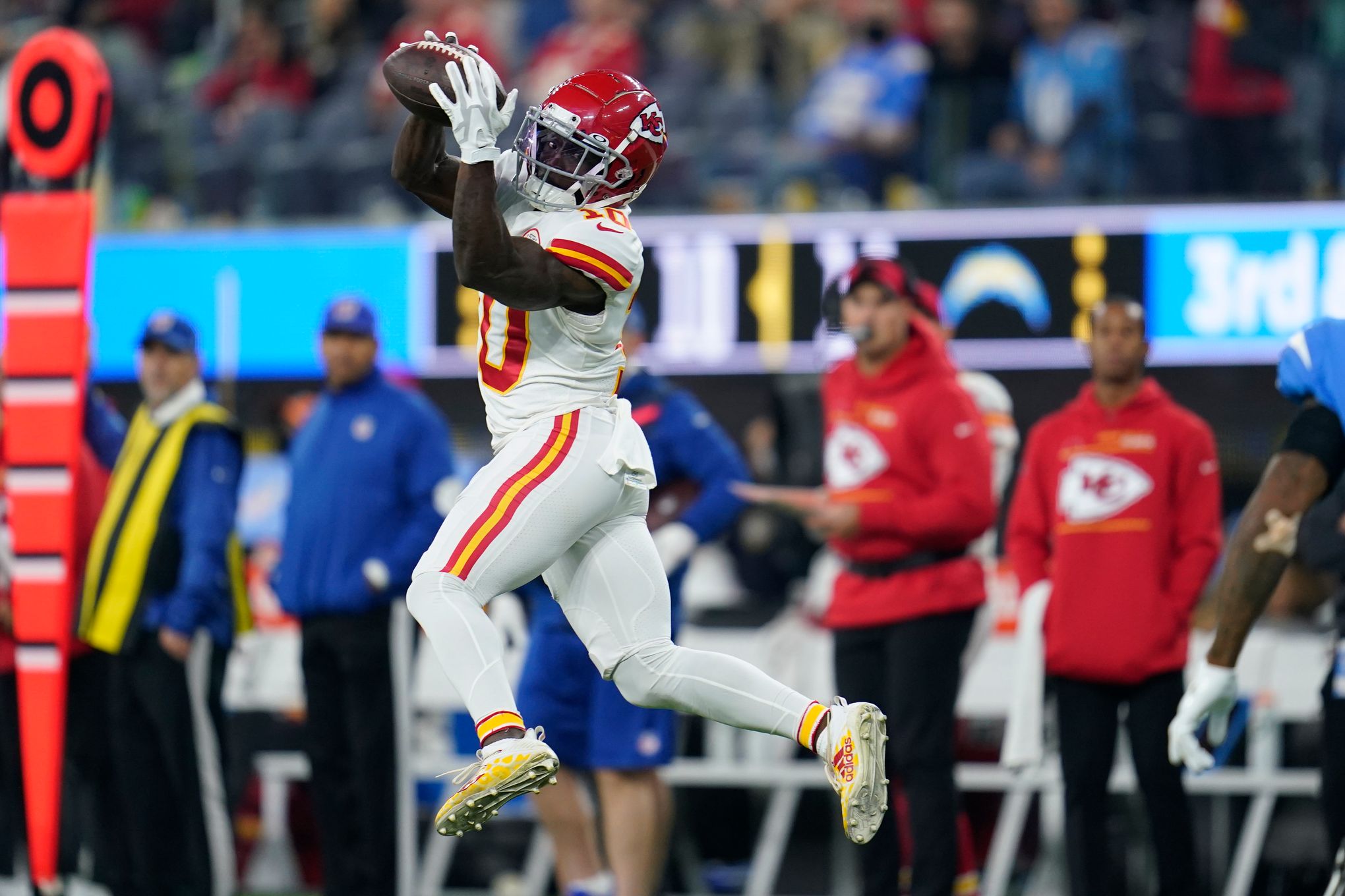 Kelce's overtime touchdown gives Chiefs 34-28 win over Chargers - The Globe  and Mail