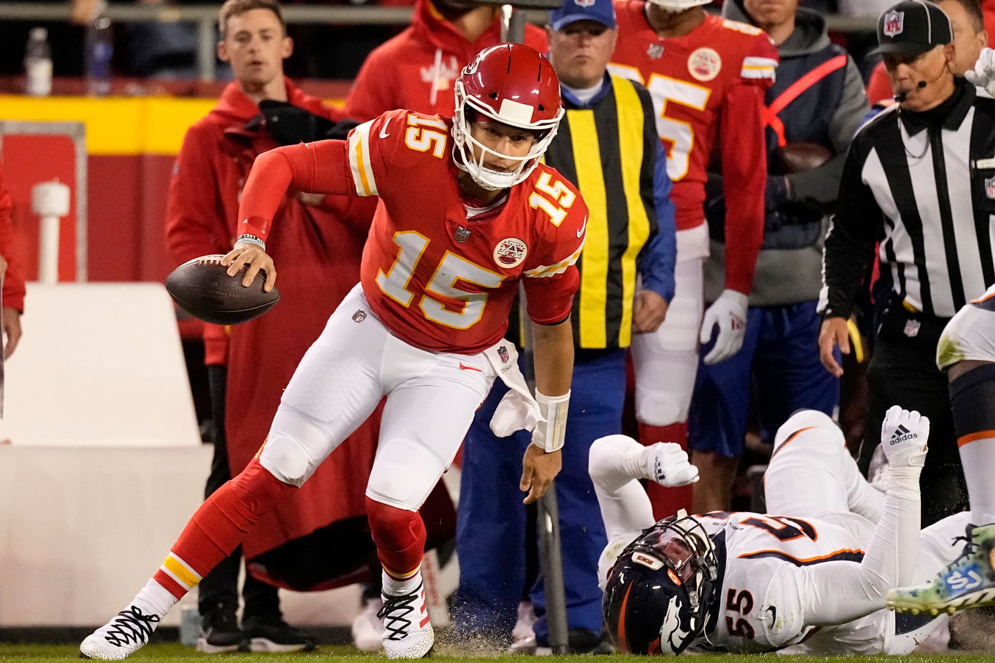 Mahomes overcomes 3 INTs as Chiefs knock off Broncos