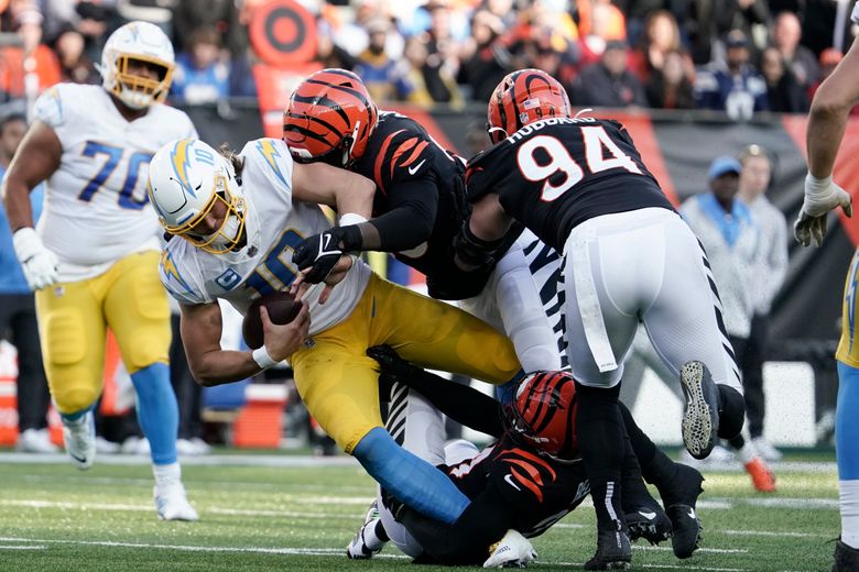 Bengals pull out bizarre win, hold on to AFC North