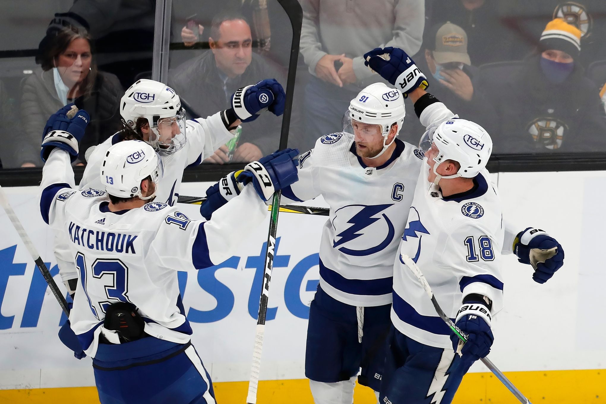 Lightning win home opener, Stamkos leads way with 3 points