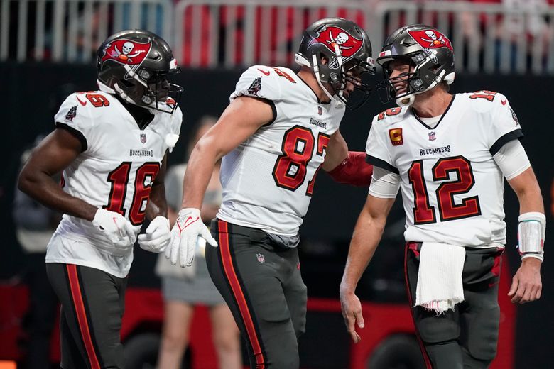 Tampa Bay Buccaneers quarterback Tom Brady and Tight End Rob