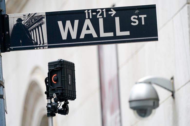 文件 –  2021 年 10 月 5 日，纽约证券交易所外的监控设备旁边有一个华尔街标志。 （美联社照片/ Mary Altaffer，文件）