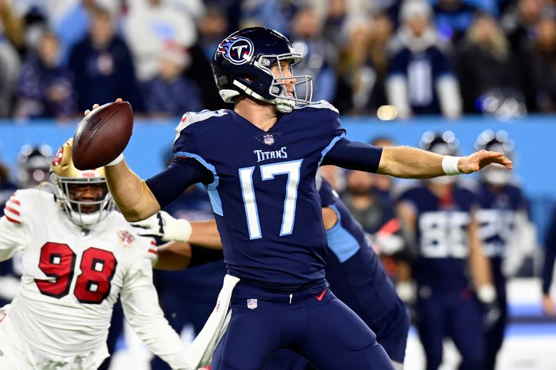 Tennessee Titans quarterback Ryan Tannehill (17) warms up with