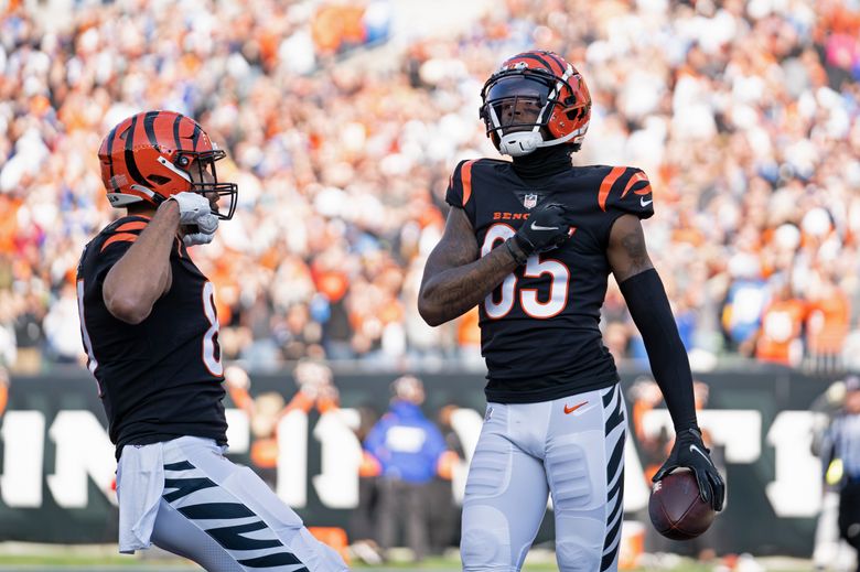 Cincinnati Bengals running back Joe Mixon (28) celebrates after his  touchdown during the second half of