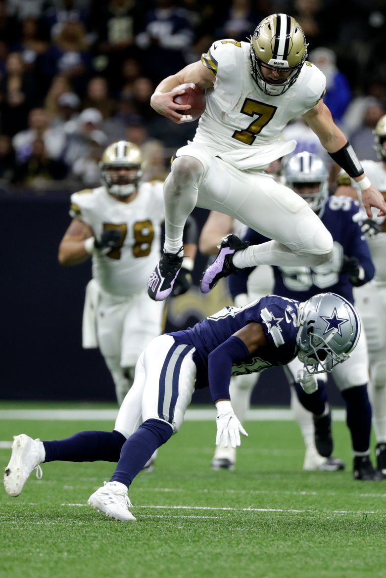 Quarterback Aaron Brooks of the New Orleans Saints looks to pass