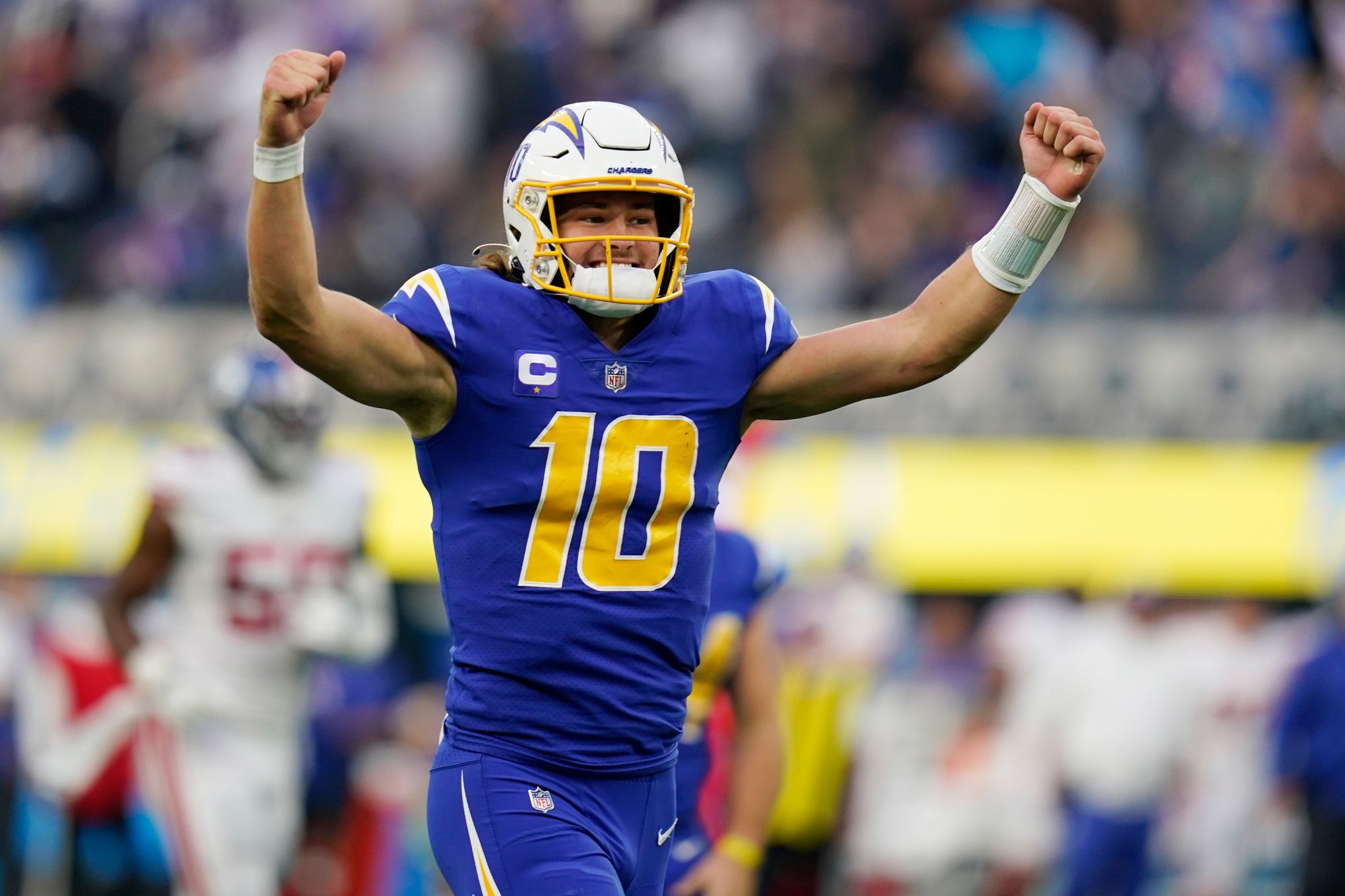 Herbert throws 3 touchdowns, Chargers defeat Giants 37-21