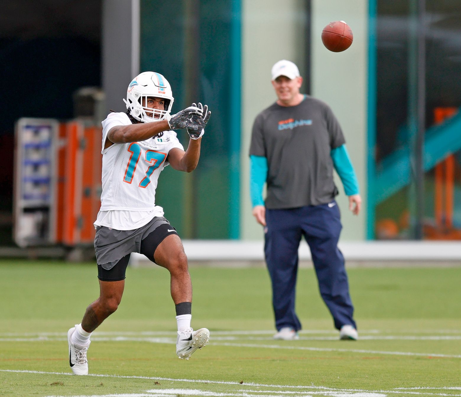 Miami Dolphins' Jaylen Waddle sets NFL rookie catches record